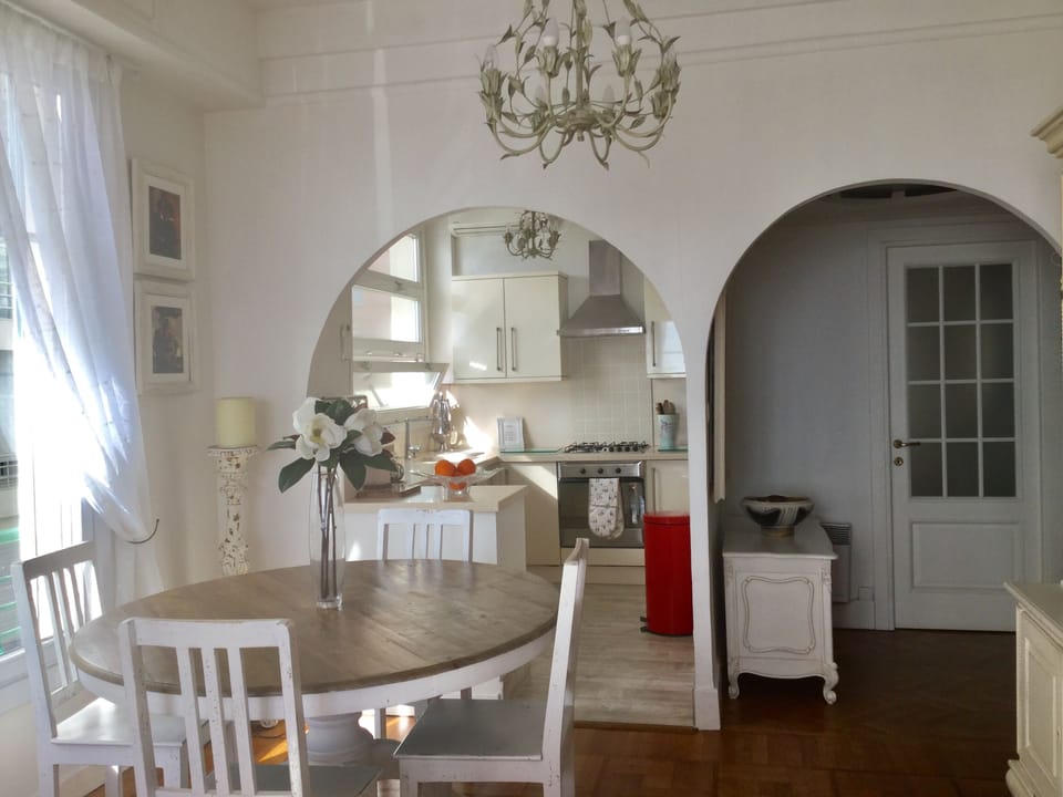 Very comfortable dining area, conveniently by the kitchen 