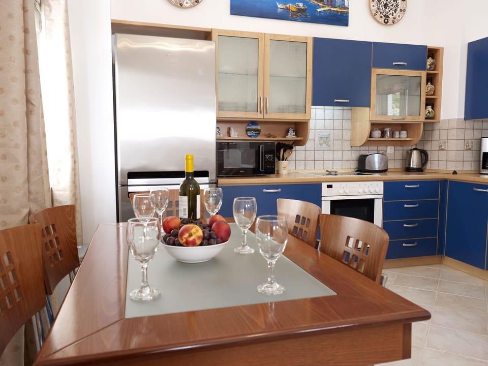 Beautiful modern kitchen for your convenience! 