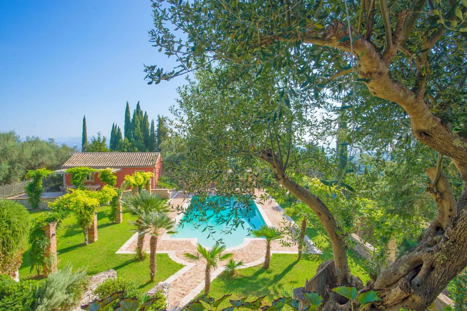 Paleopetres - La Chataîgne - gardens and pool 
