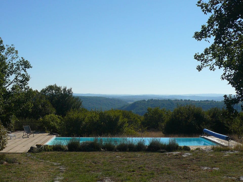 The swimming pool and the view over the River Célé