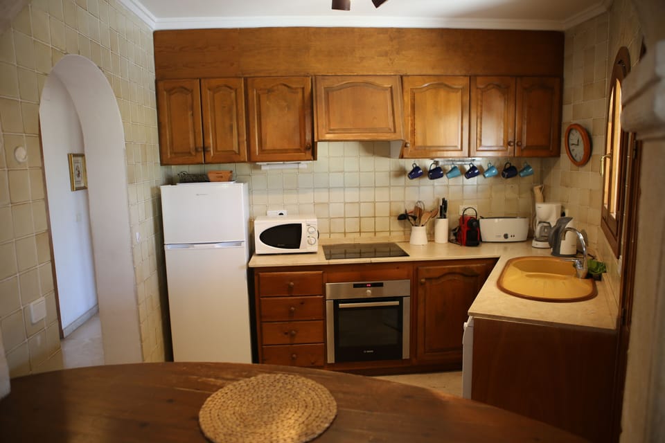 Well appointed kitchen with Bosch appliances