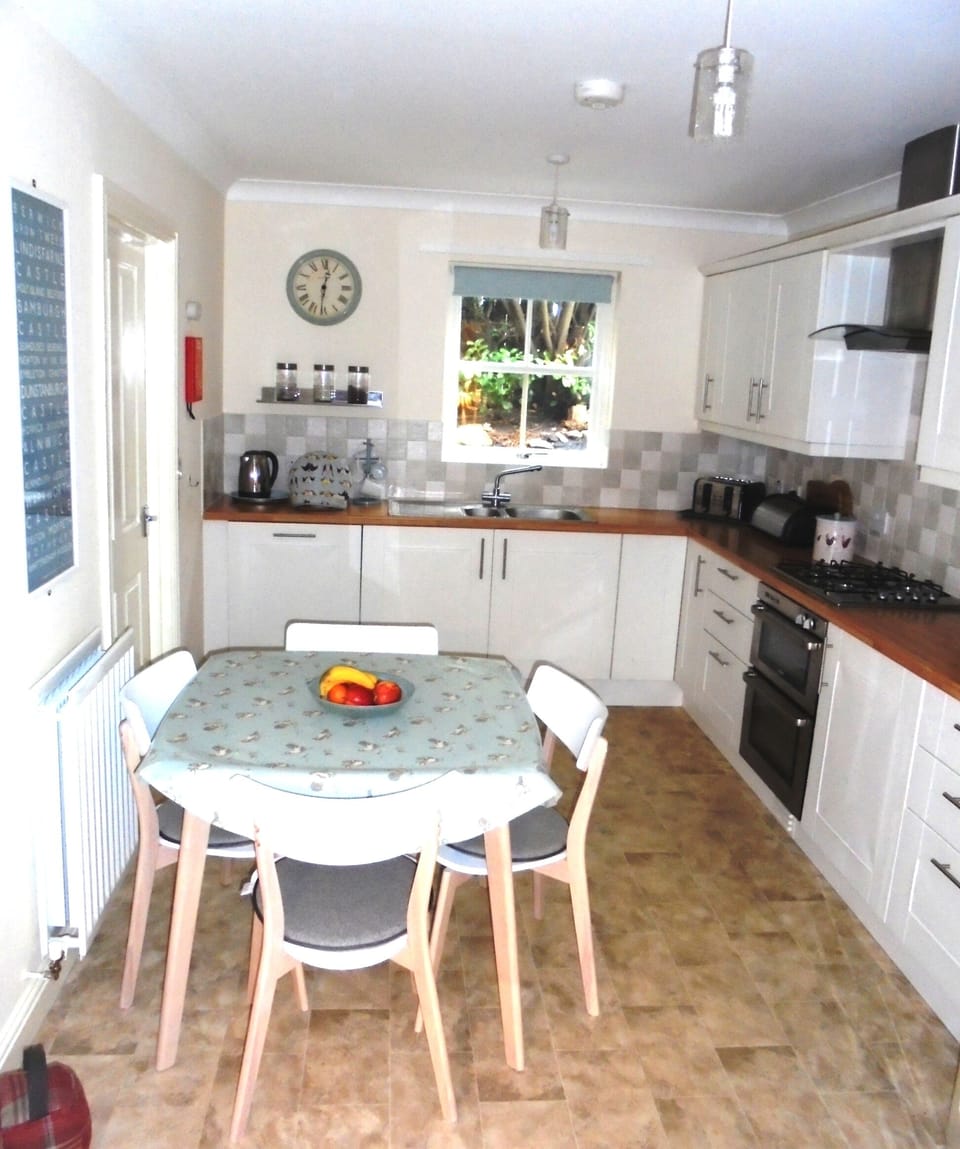 Well-equipped kitchen-diner.