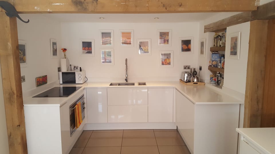 Contemporary Fully Equipped Kitchen