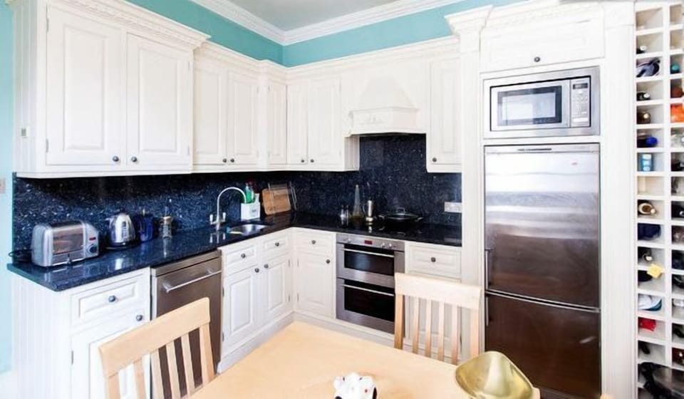 Handmade kitchen with Siemens appliances throughout