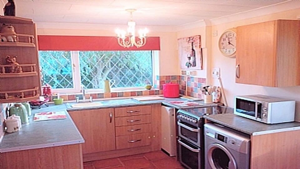 The cottage has a fully fitted & equipped modern kitchen 