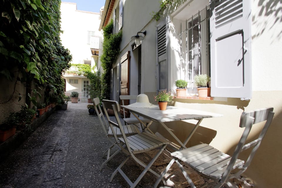 Maison du bateau - Courtyard Seating © www.antibes-rental.com (4)
