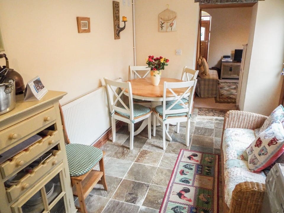 Relaxed kitchen dining area