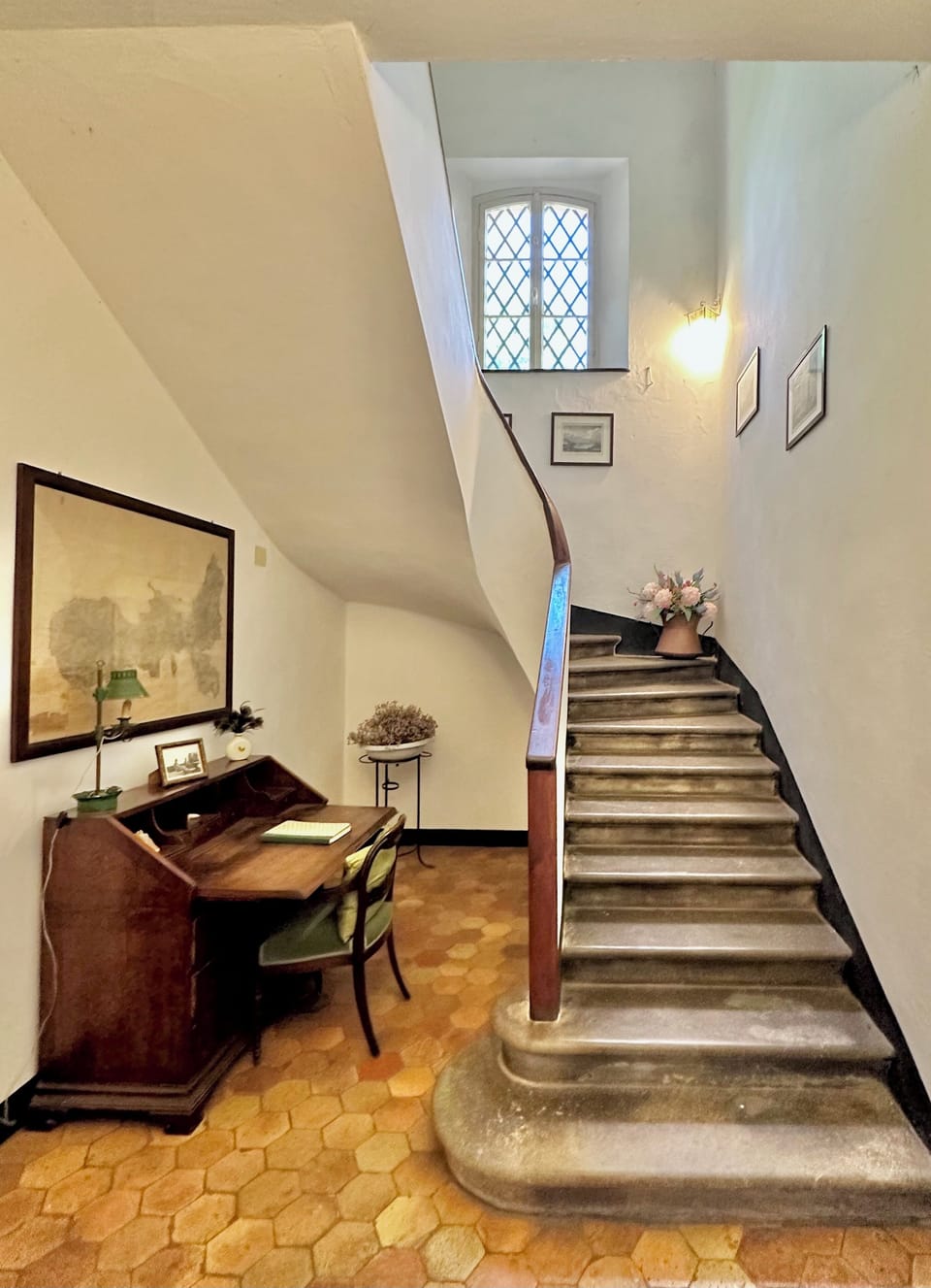 pietra serena staircase to the upper floor