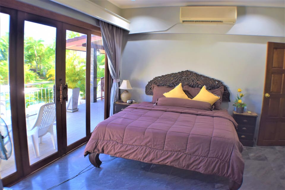  Bedroom overlooking pool