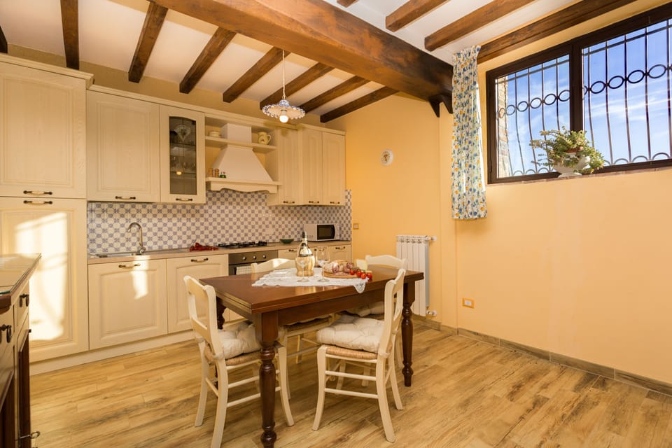 kitchen in Tuscan style Noce Cottage
www.monti1824.com
