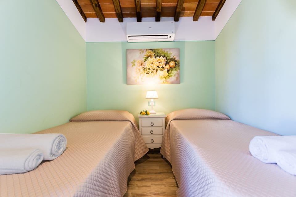 twin bedroom
Noce cottage Monti 1824 
www.monti1824.com