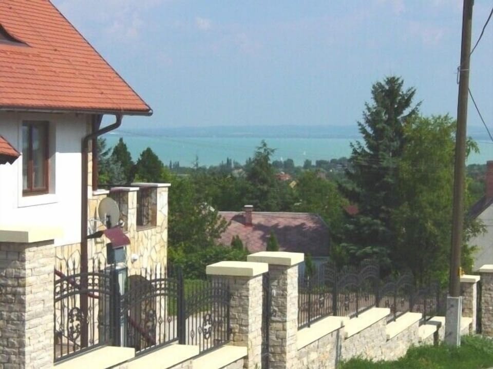 Villa with beautiful 2,000M2 garden in quite area with No1 spectacular lake view