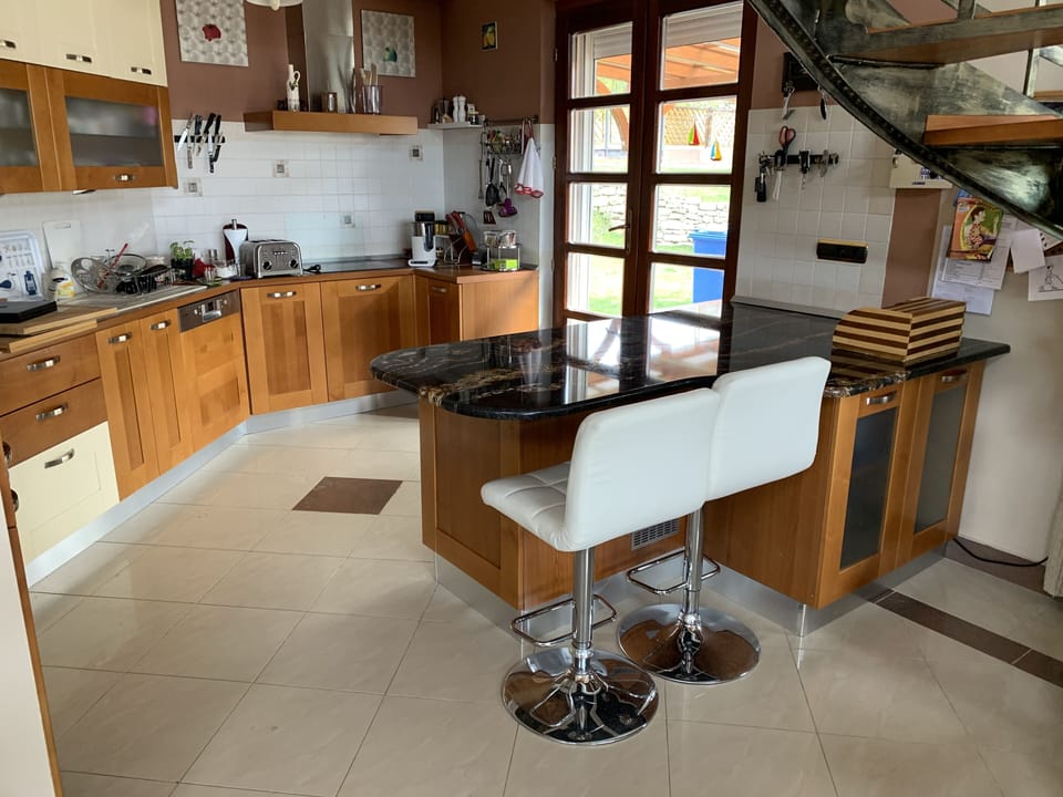 Granite worktops in fully equipped kitchen, w/breakfast bar, drinks fridge etc.