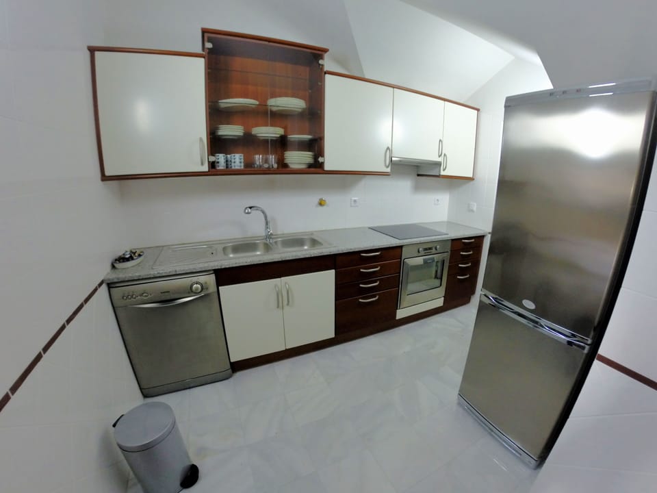 Modern and fully equipped kitchen.