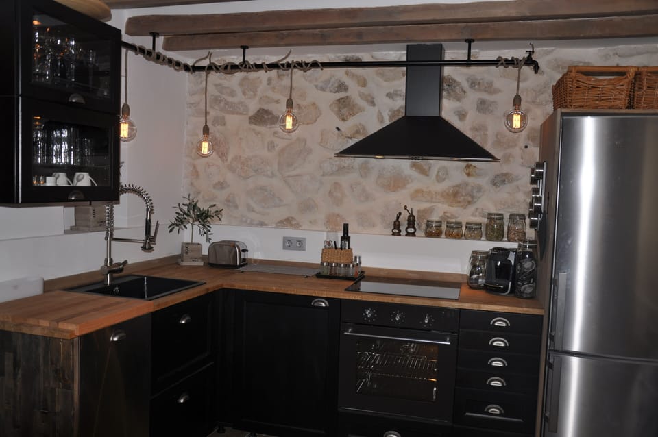 MODERN KITCHEN WITH FULL APPLIANCES, INCLUDING BLENDER, JUICER, NUTRIBULLET ETC.