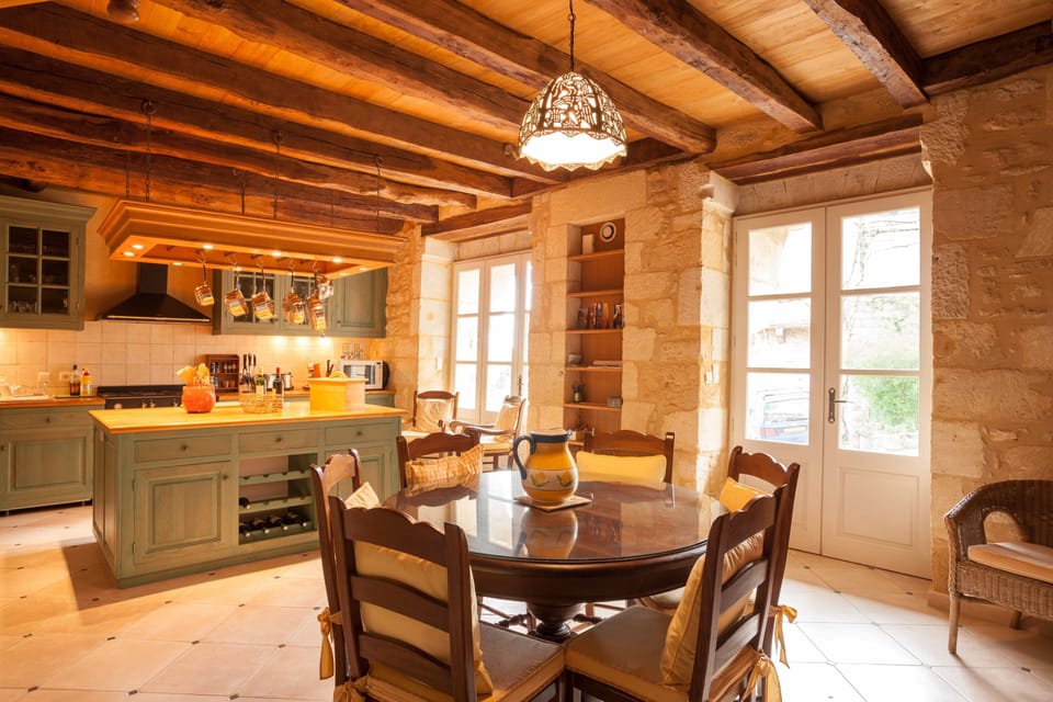 The kitchen and breakfast area