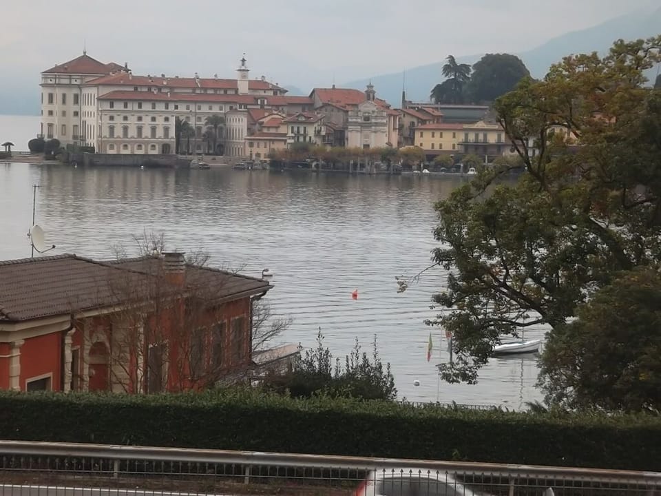 Opposite Isola Bella, prestigious and romantic apartment in an old villa Apartment in Stresa