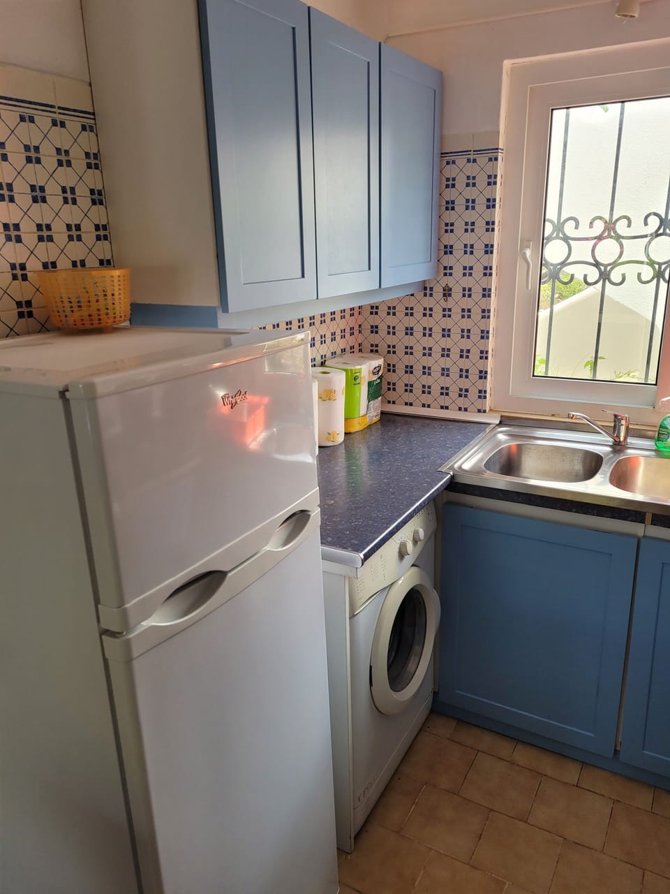 Kitchen fridge/freezer and washing machine