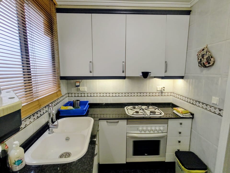 Four burner hob. Electric oven. Extractor etc