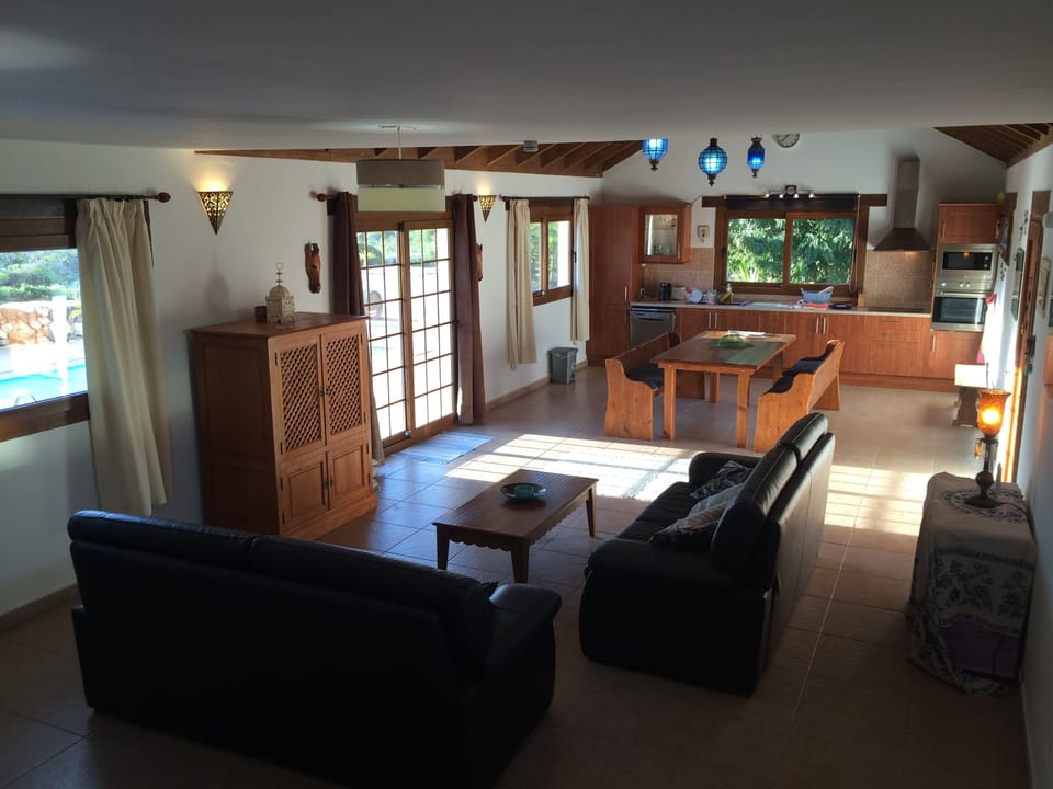Living/dining area