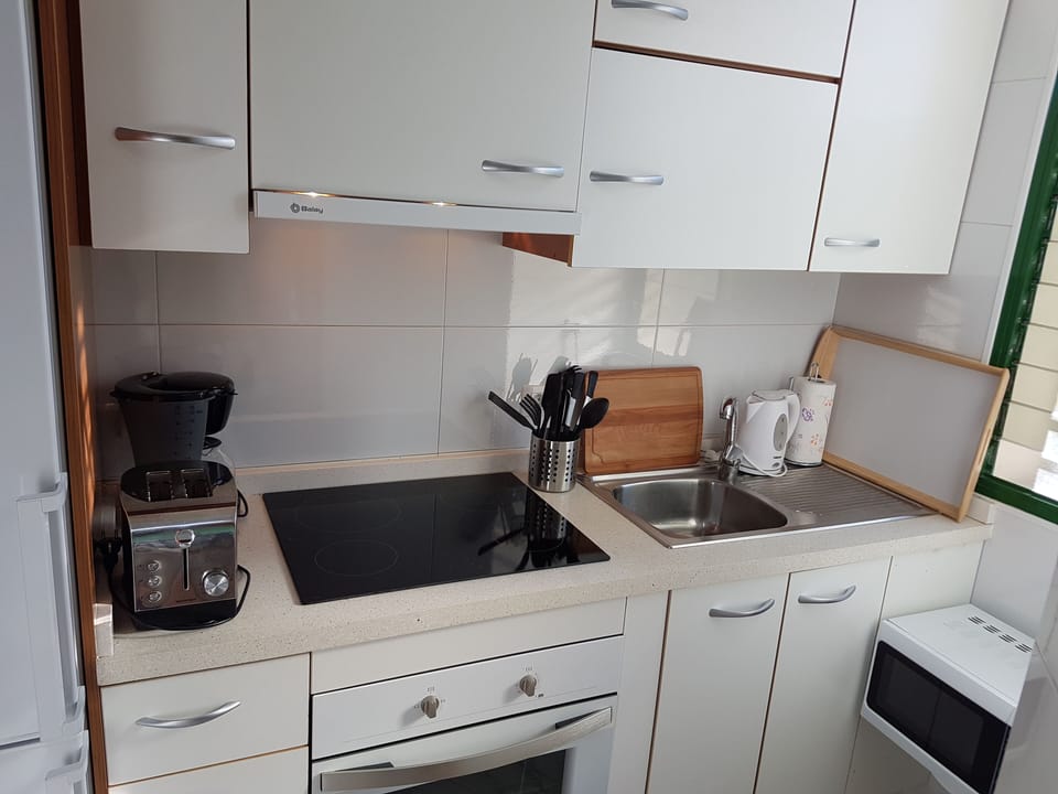Fully equipped kitchen with oven, ceran hob, coffee maker, toaster