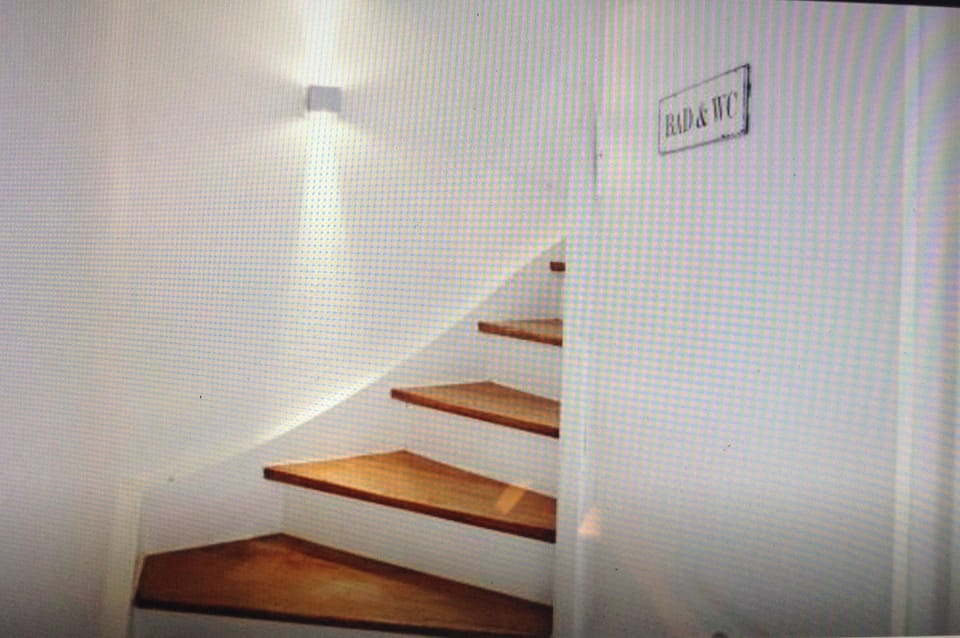 Innen Treppe (wie früher üblich steil und niedrig)