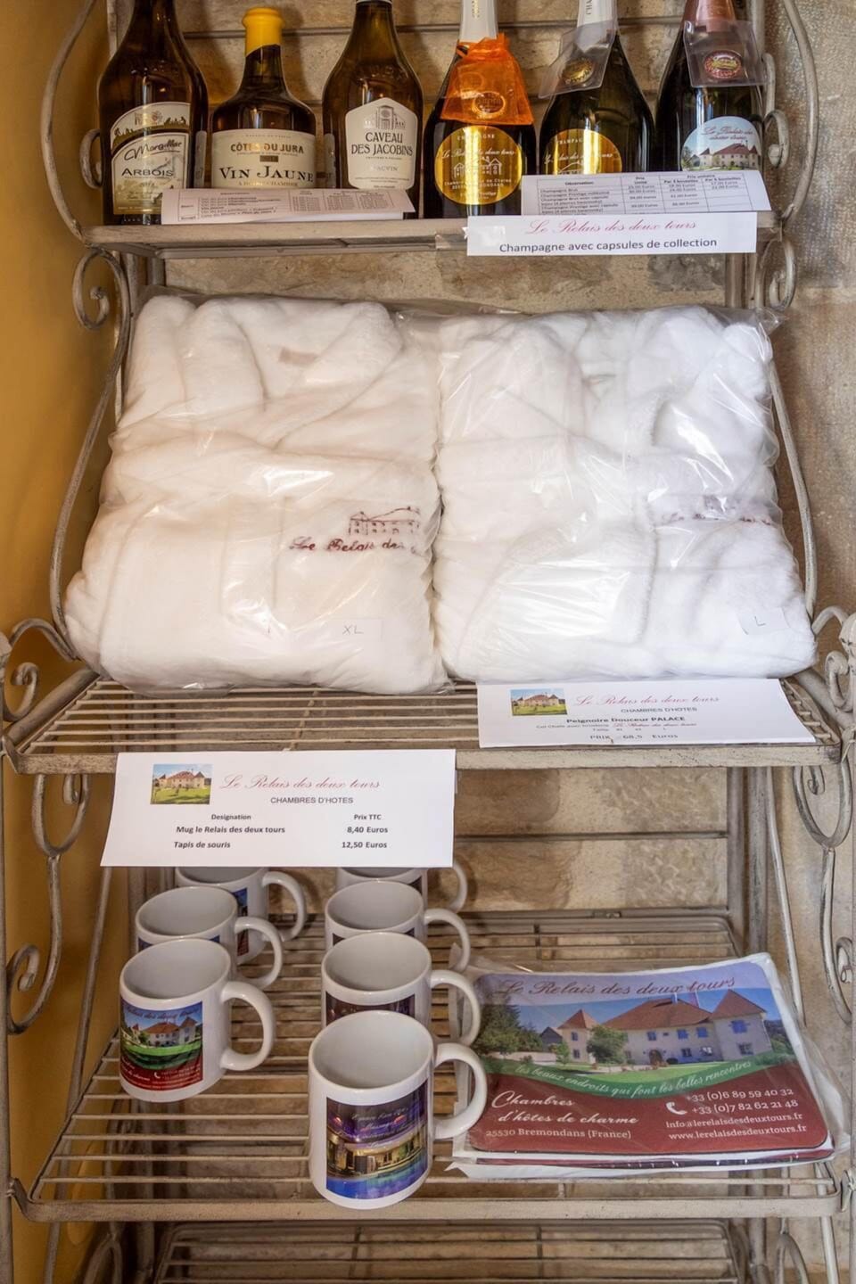 Découvrez nos produits dérivés exclusifs du Relais des Deux Tours