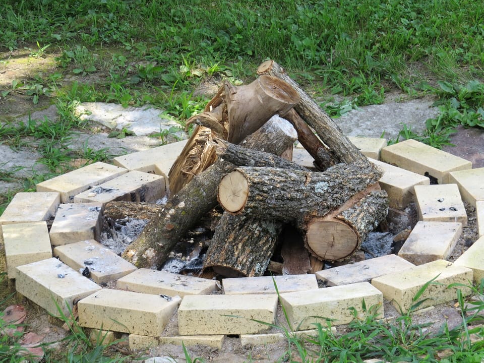 Fire ring, please bring your own campfire wood. Roast hot dogs, relax, etc. 