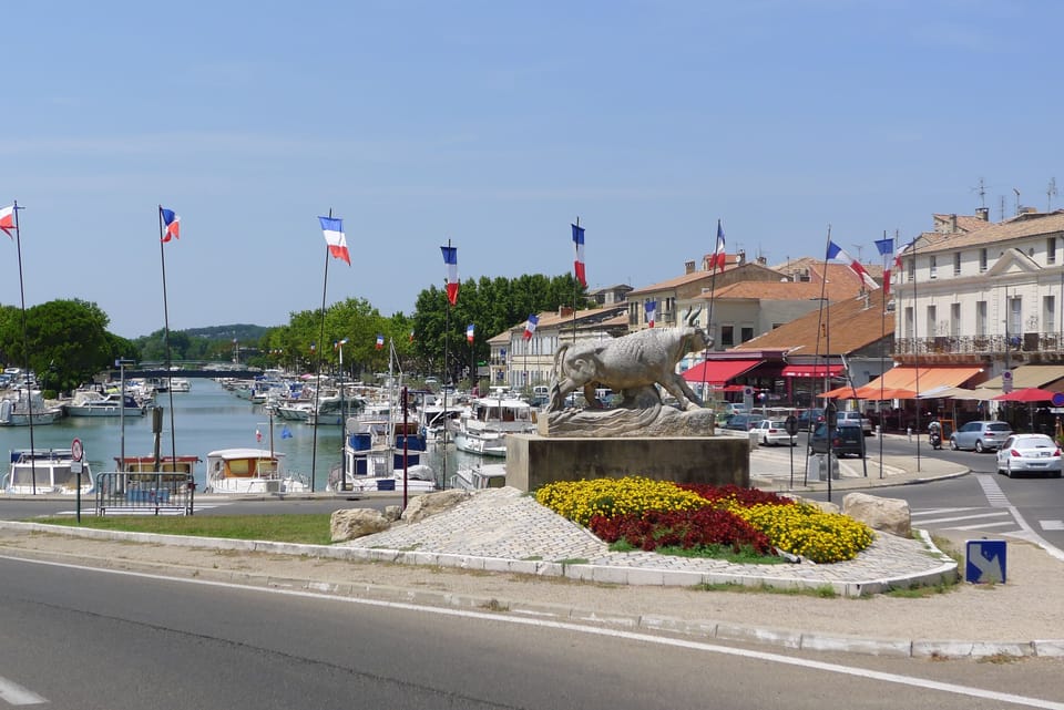 Beaucaire, at a few minutes walk of the house
