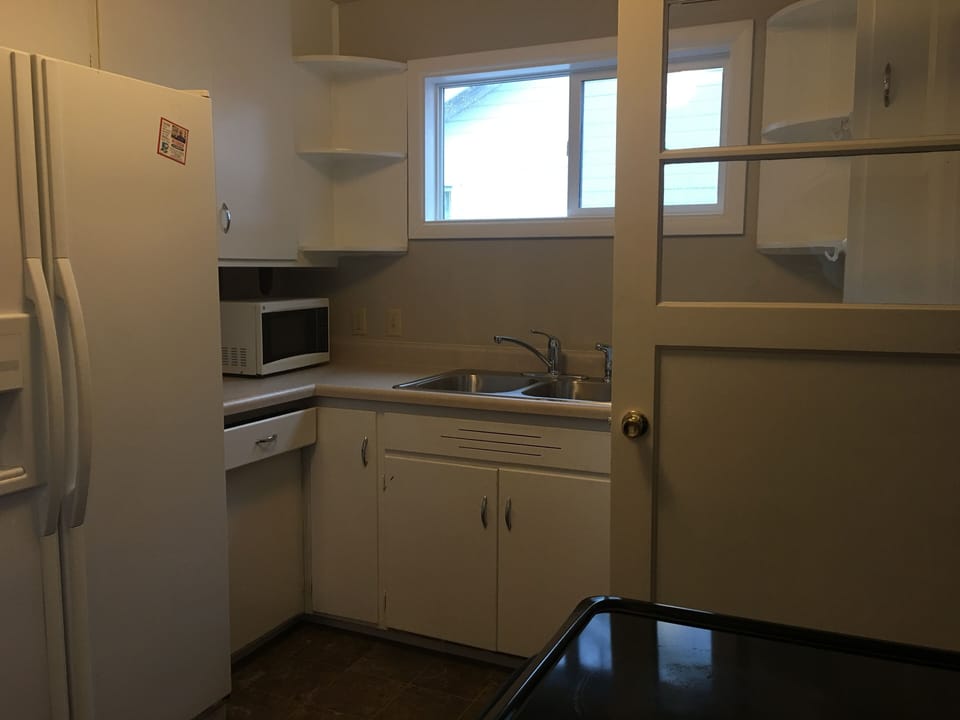 sink & Refrigerator 