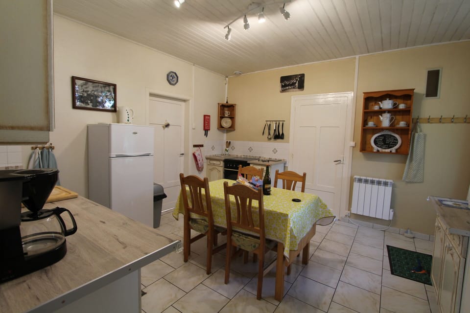 Kitchen diner.