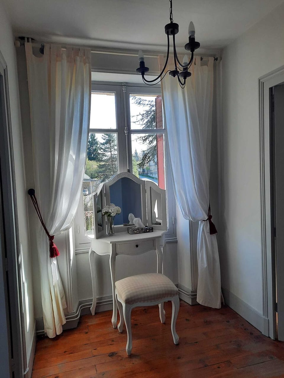 Master bedroom with ensuite shower room (on UK 1st floor / U.S. 2nd floor)