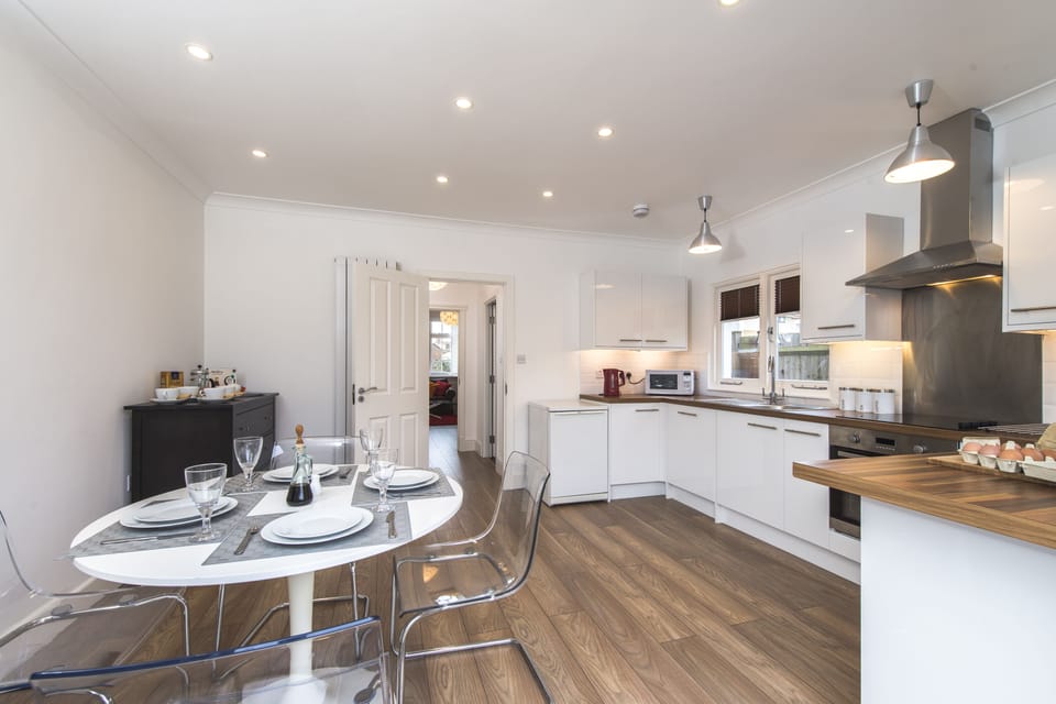 Great kitchen where you can practice your culinary skills ( or dispose of the take away cartons)