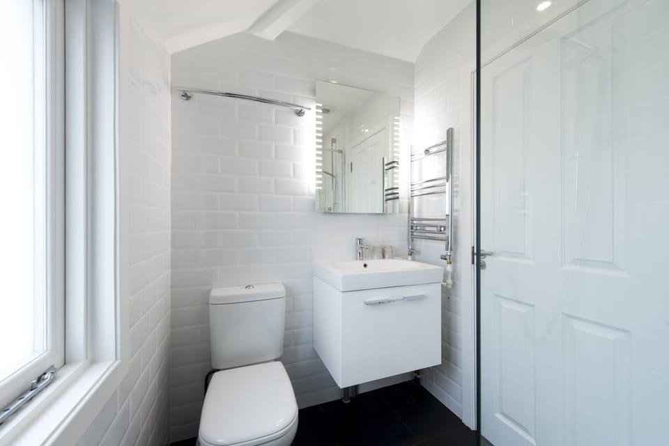 Rear en suite bathroom - Shower time again. Don't forget to wash behind the ears