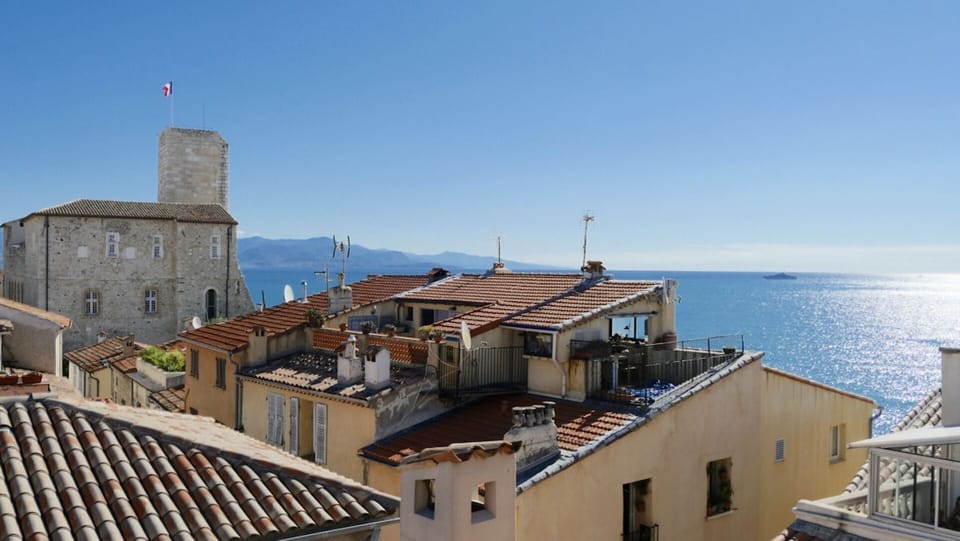 Whilst bbq on the large Weber, one can overlook the sea and old Antibes