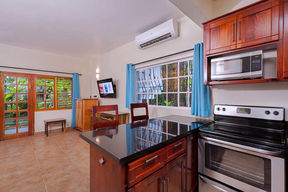 Garden Apartment III  - Dining area