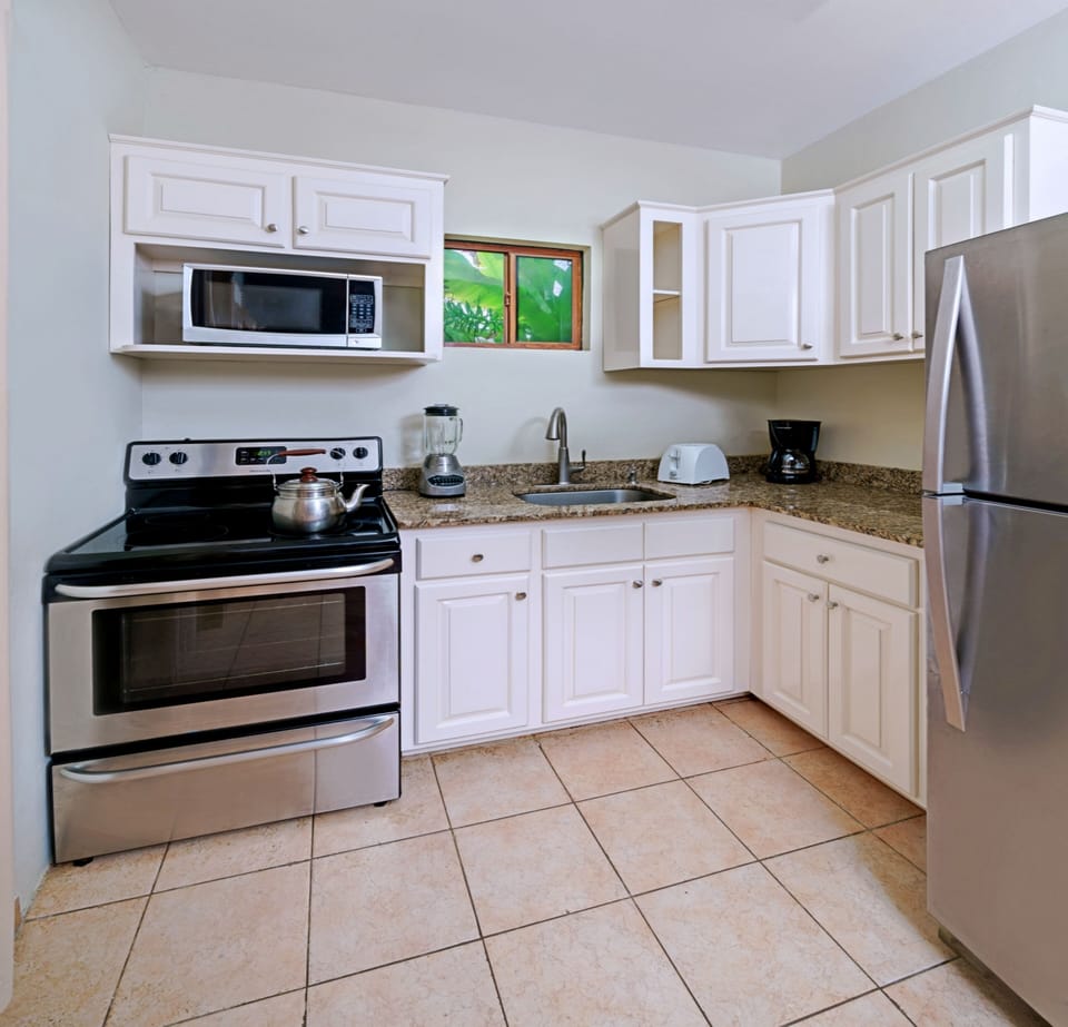 Lower Beach House Condo - Kitchen