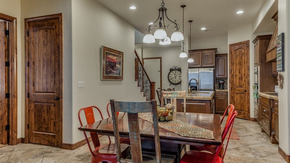 Dining area seats 6