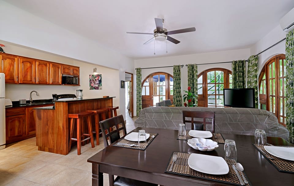 Lower Jungle House - Dining area and kitchen