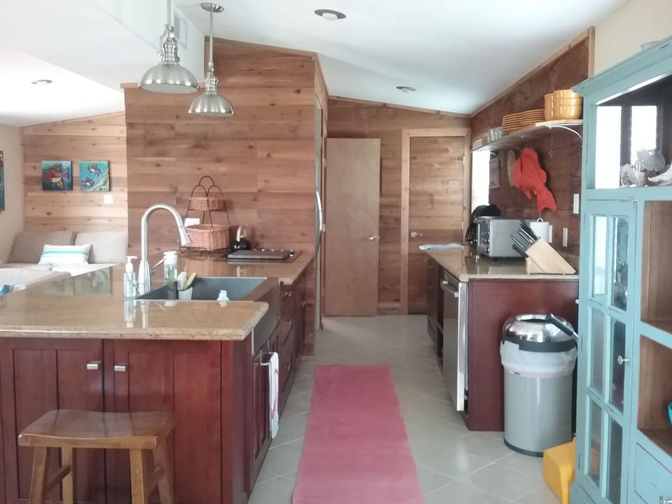 Full bathroom and pantry on back wall
