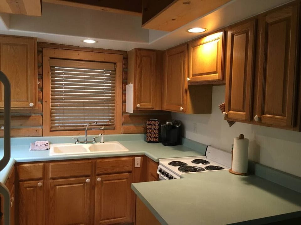 Full amenity kitchen. Please wash your dishes.