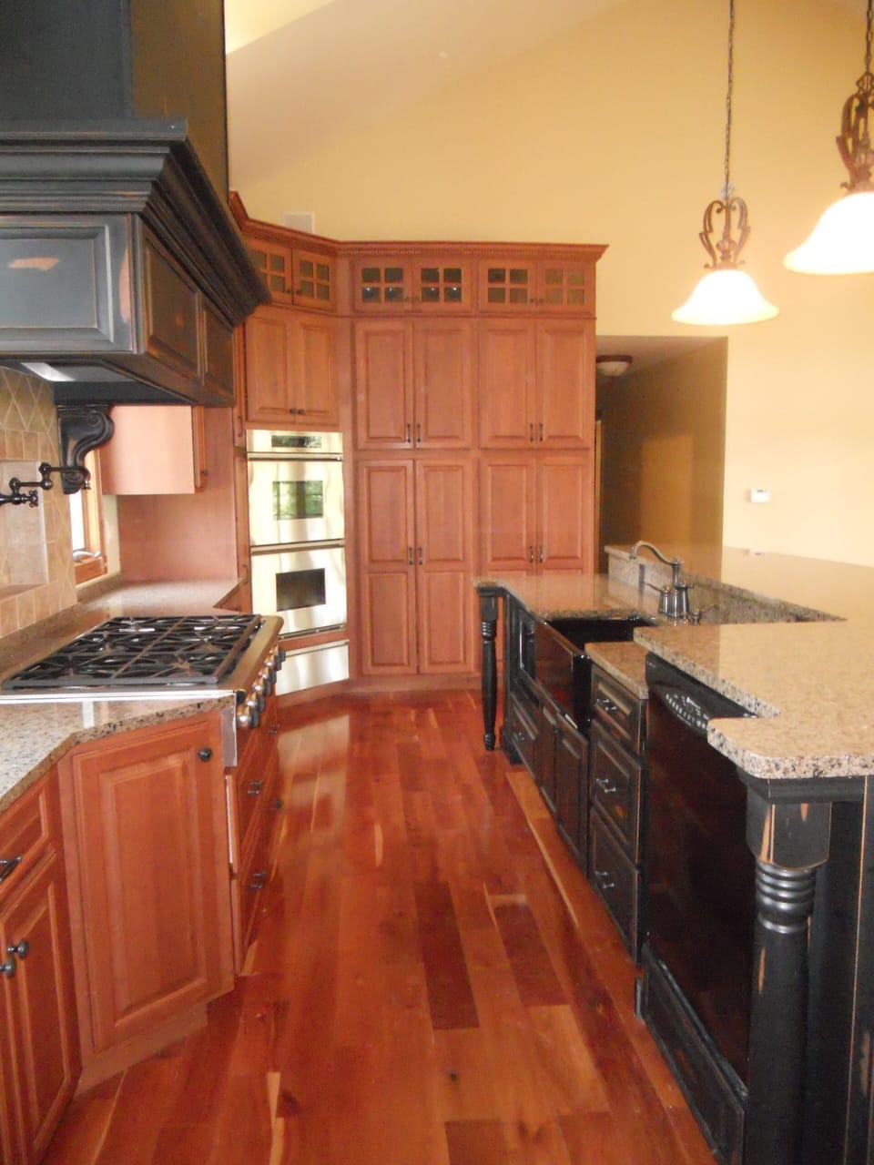 Gourmet Kitchen- Huge Granite Island