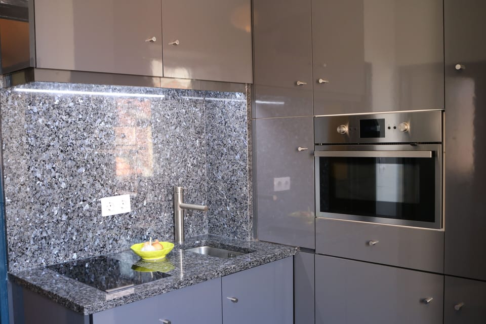 Fully equipped with dishwasher, washing & drying machine, oven/microwave, etc.