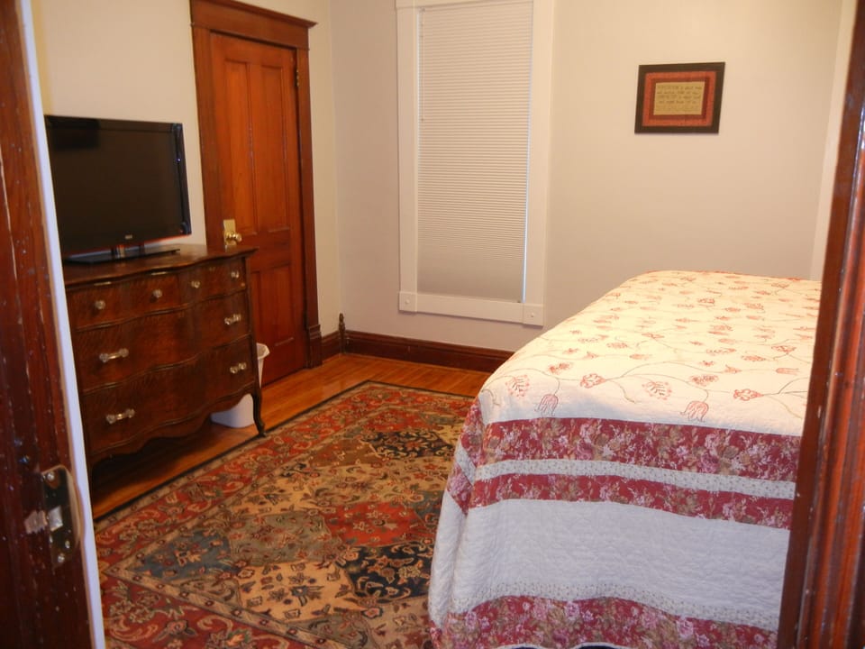 Bedroom #1--king bed, 32' flat screen with built in DVD player.  Cable TV.