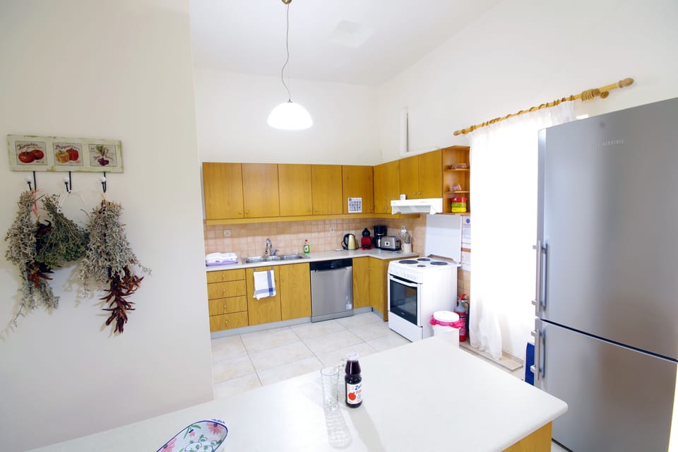 Fully equipped kitchen with fridge, freezer, oven with hob and microwave