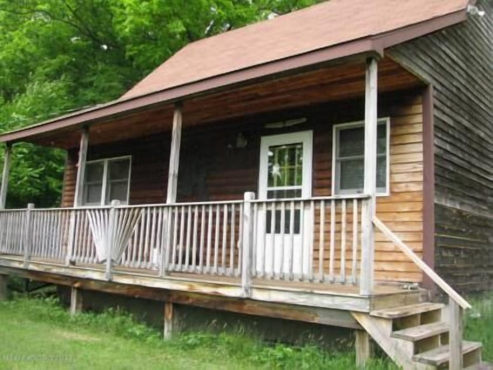 Beautiful front porch for viewing the wildlife. Brand new front porch furniture!