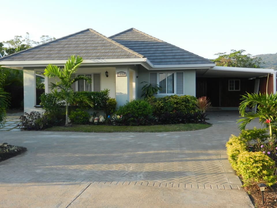 House with car port