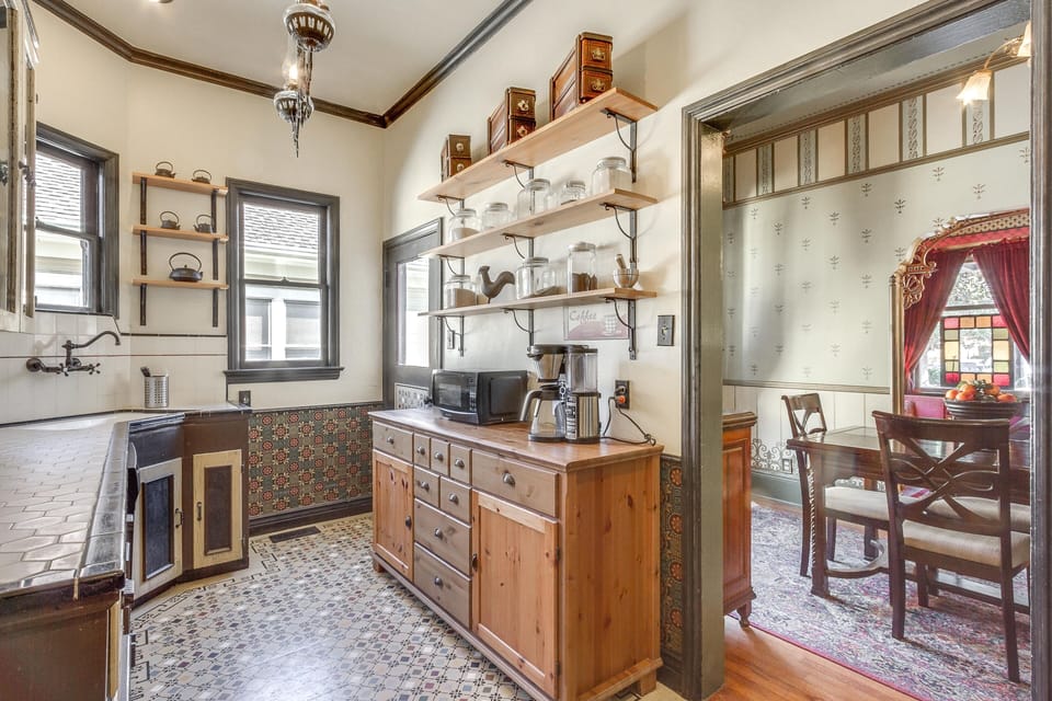 Fully stocked kitchen microwave, coffee maker, lots of storage, Eastlake light.