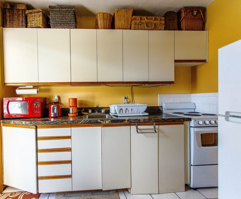 Full kitchen