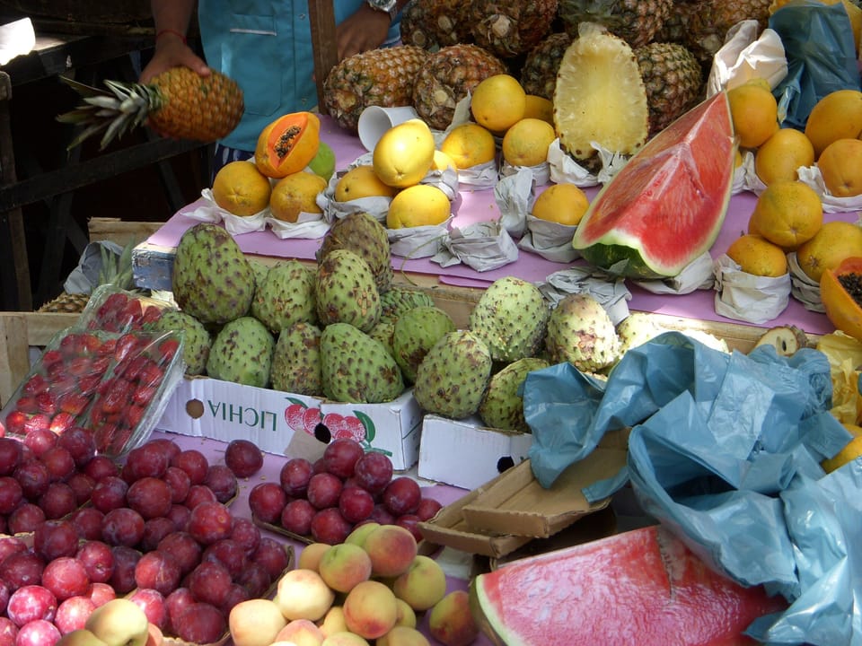 Farmers Market 1 block from Apt